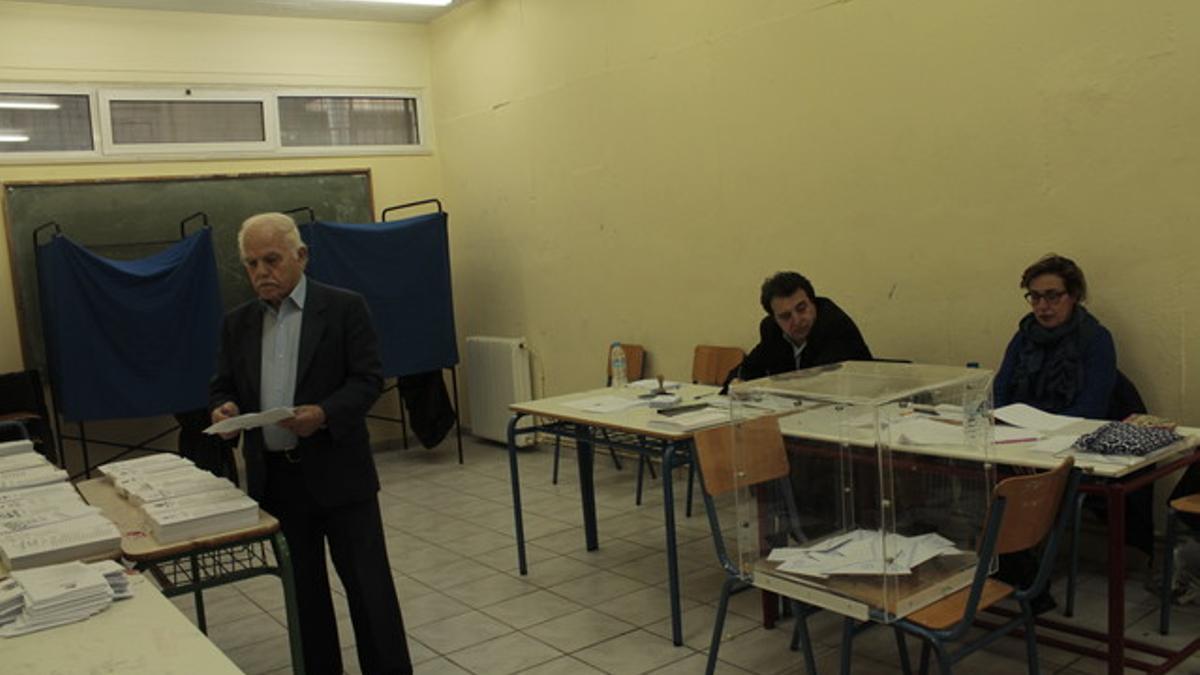 Un ciudadano Griego a punto de ejercer su derecho a voto en un colegio electoral de Atenas