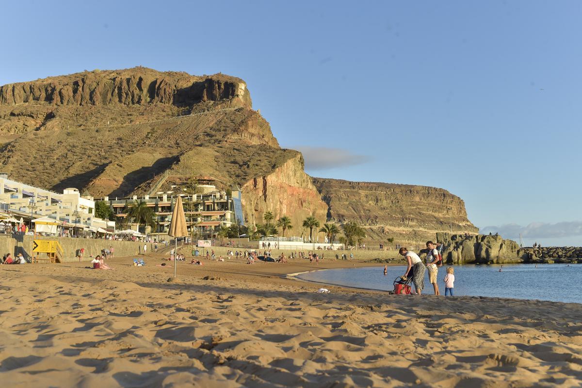 Playa de Mogán al atardecer.
