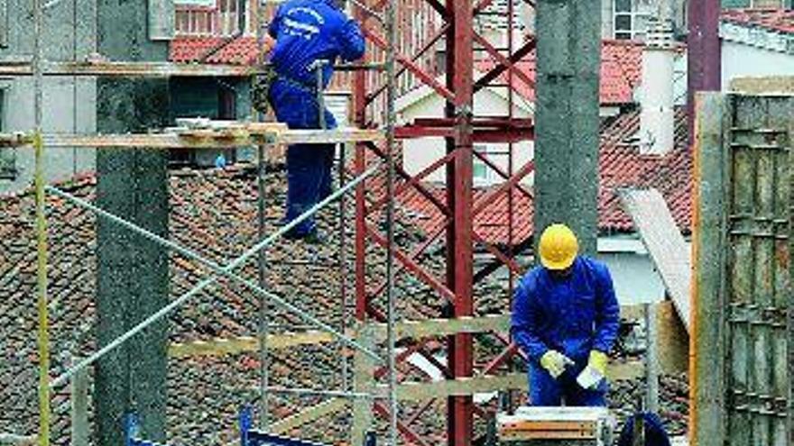 El sector de la construcción dio trabajo a la mayoría de inmigrantes portugueses y rumanos antes de la crisis. / i. osorio