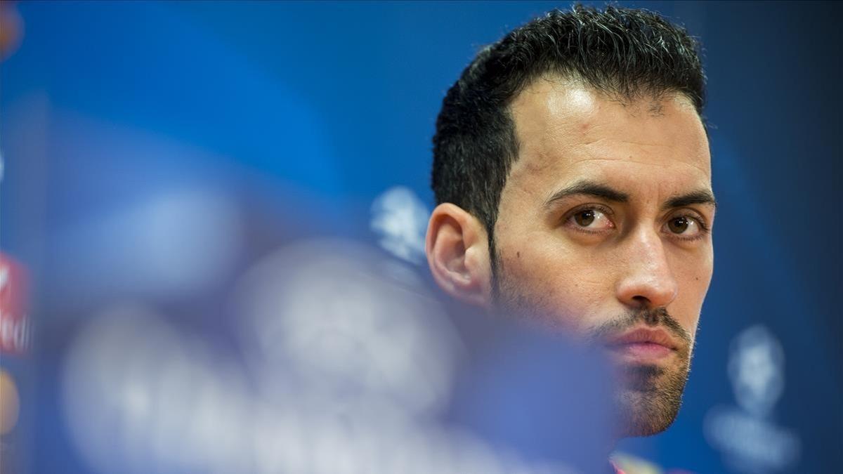 Sergio Busquets atiende a las preguntas previas al Barça-Chelsea en la sala de prensa de Sant Joan Despí.