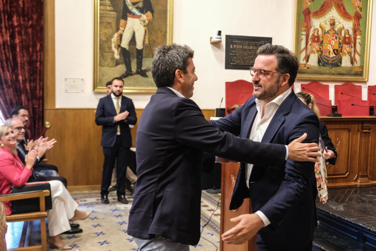 Carlos Mazón y Pablo Ruz, este lunes en el Salón de Plenos del Ayuntamiento de Elche.