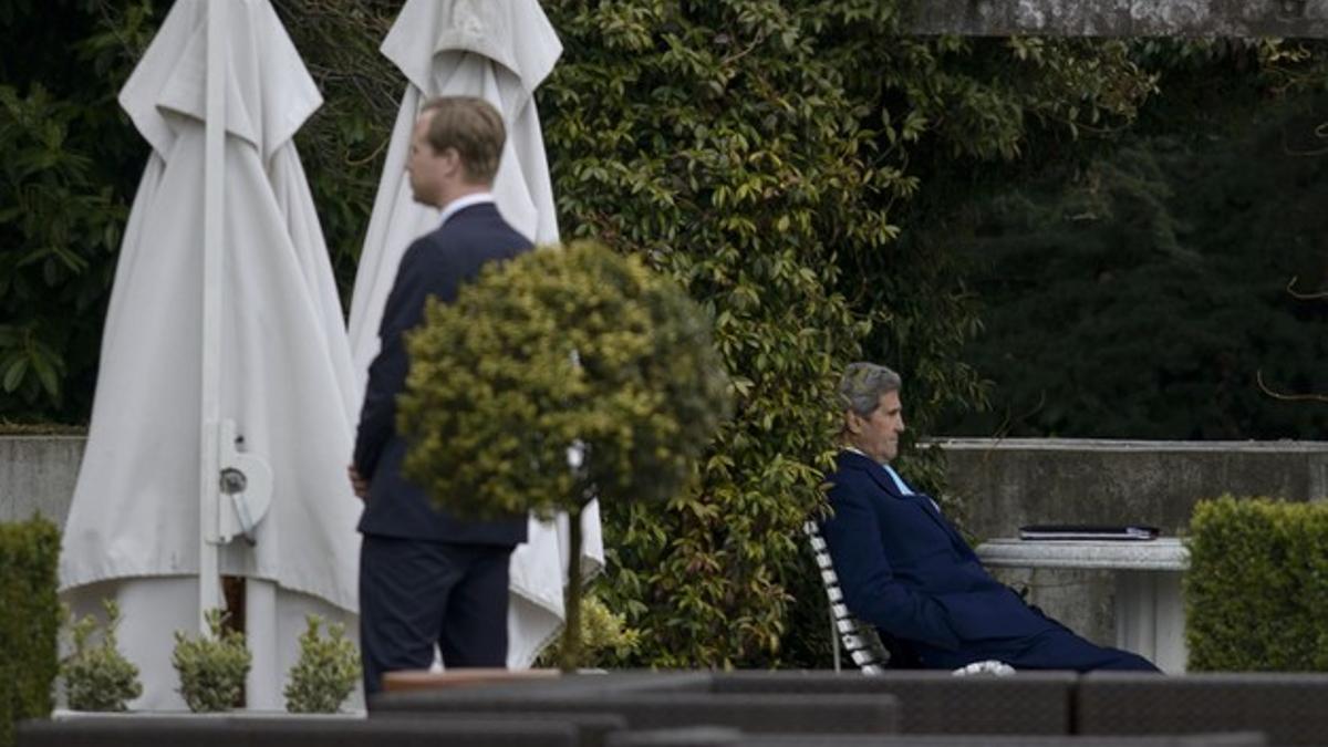 El secretario de Estado de EEUU, John Kerry (sentado), durante un receso en las negociaciones.