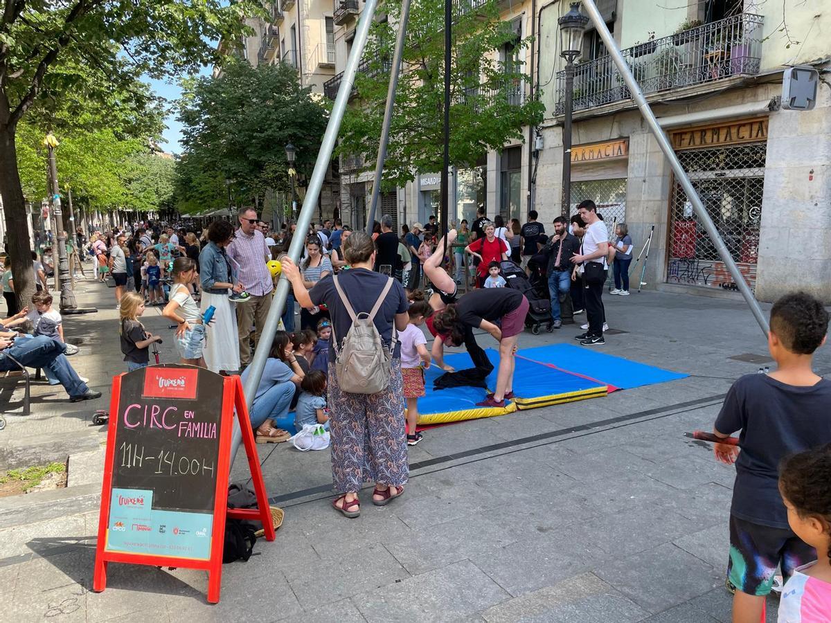 Diumenge de circ i música a la Rambla per les Festes de Primavera