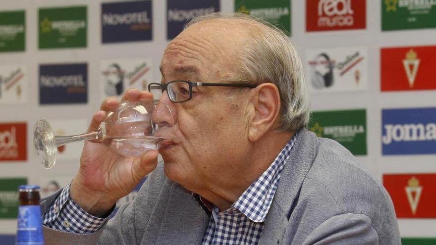 Jesús Samper bebe agua en una rueda de prensa en Nueva Condomina.