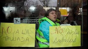 Alguns membres del col·lectiu de iaioflautes han protestat aquest matí a l’interior d’un autobús de la línia 47.