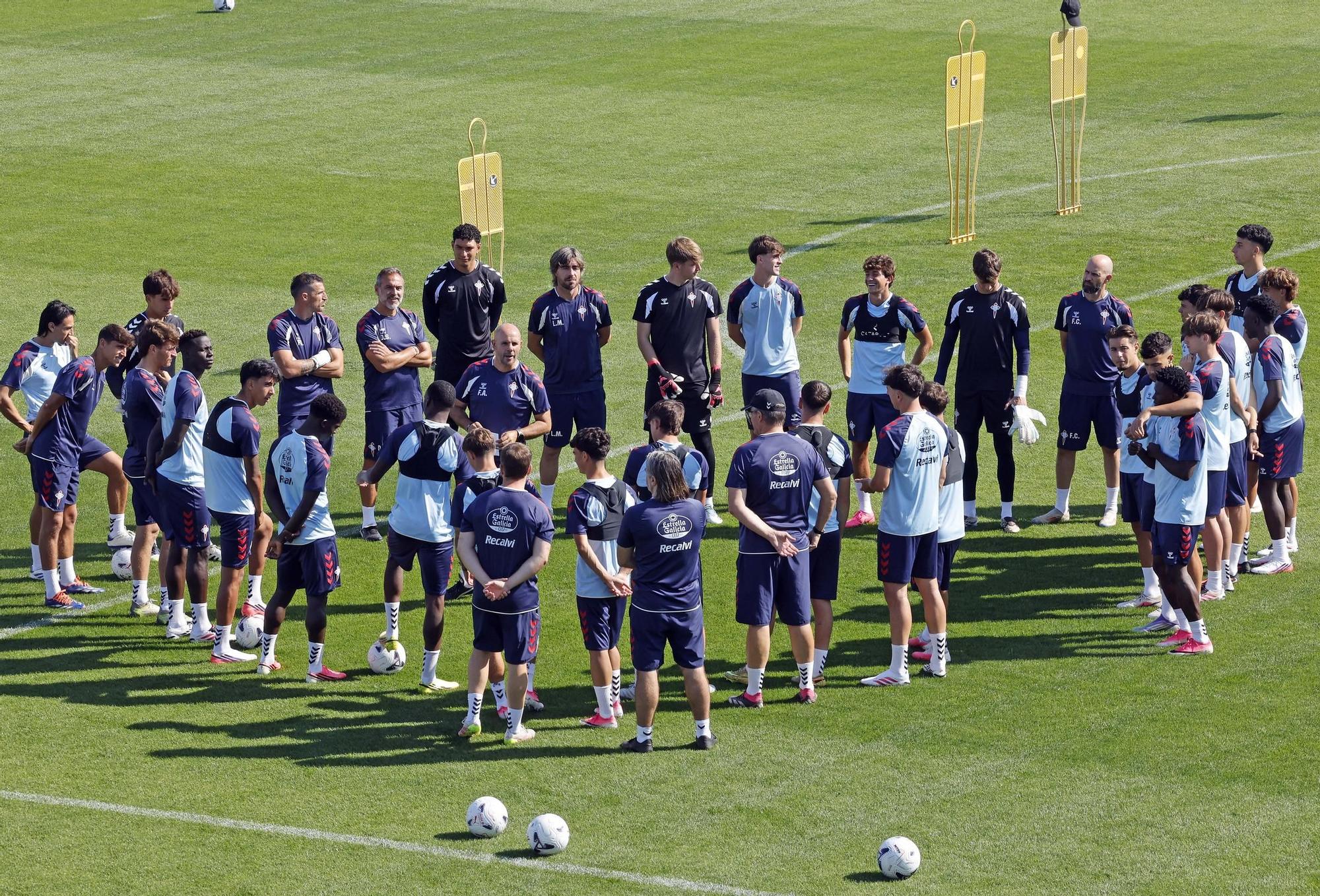 Fredi charla con sus futbolistas durante el entrenamiento matinal en Afouteza