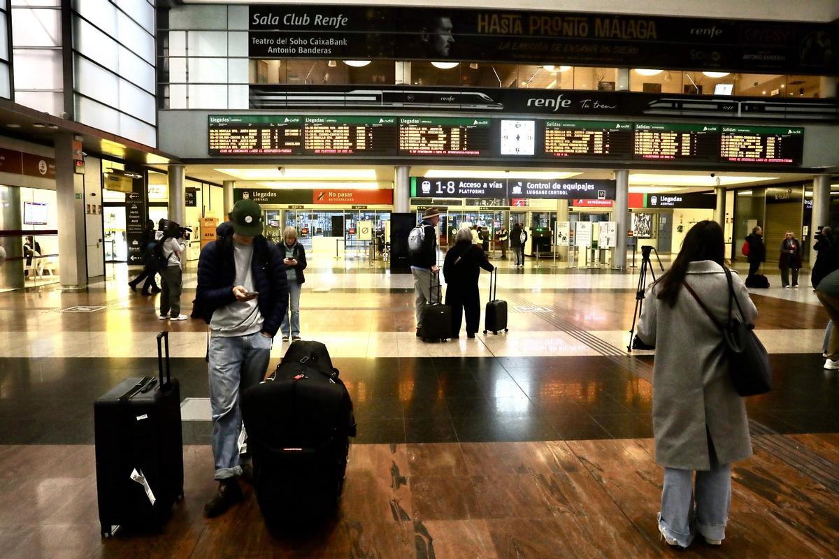 Pasajeros en la estación de tren María Zambrano de Málaga.