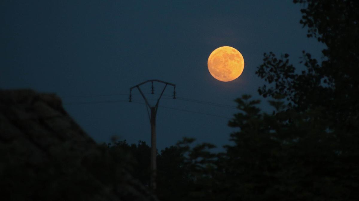 La precesión nodal de la Luna hace que esta noche se alce a menor altura de lo habitual, un ciclo que no volverá hasta dentro de 19 años