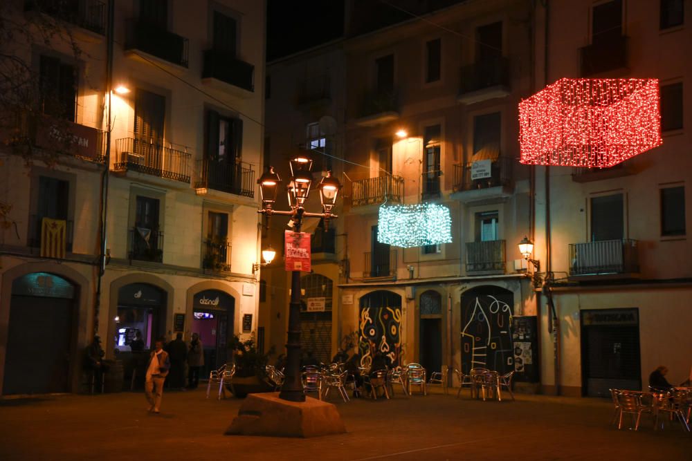 Manresa s'il·lumina per Nadal amb el principal carrer comercial a clapes