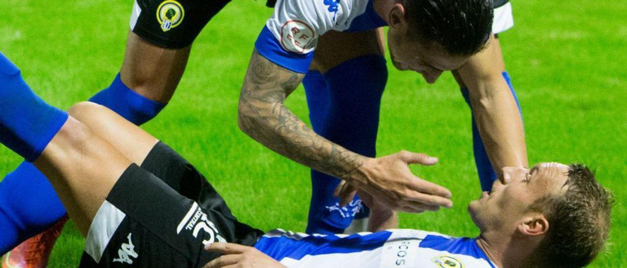Raúl González felicita a Aketxe tras señalarse un penalti. | JOSE NAVARRO