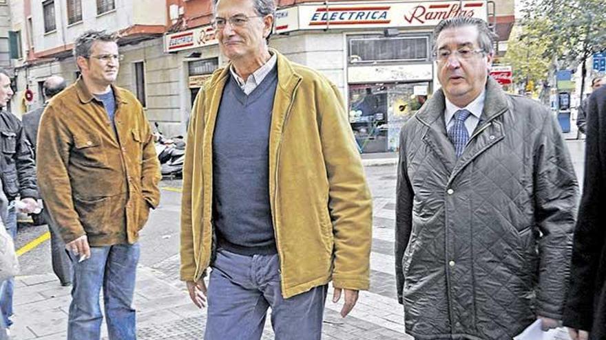 Josep Lliteres (centro) fue condenado por malversar dinero del Consell de Mallorca.