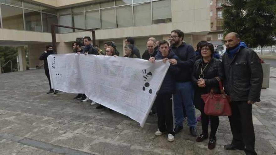 El acto reivindicativo, ayer, en el Ayuntamiento de Elche.