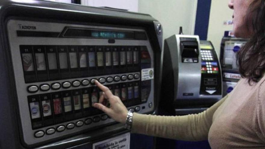 Una mujer compra tabaco en una cafetería.