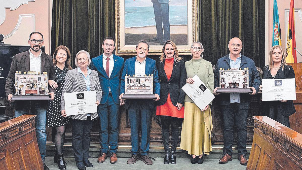 La alcaldesa Carrasco y el concejal Vidal junto a los homenajeados, este miércoles.