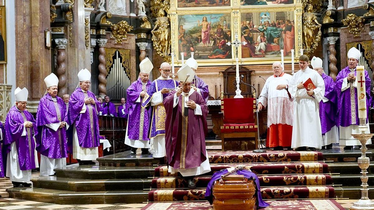 El arzobispo Benavent bendice el féretro con los restos de Vicente Juan Segura en la catedral de València