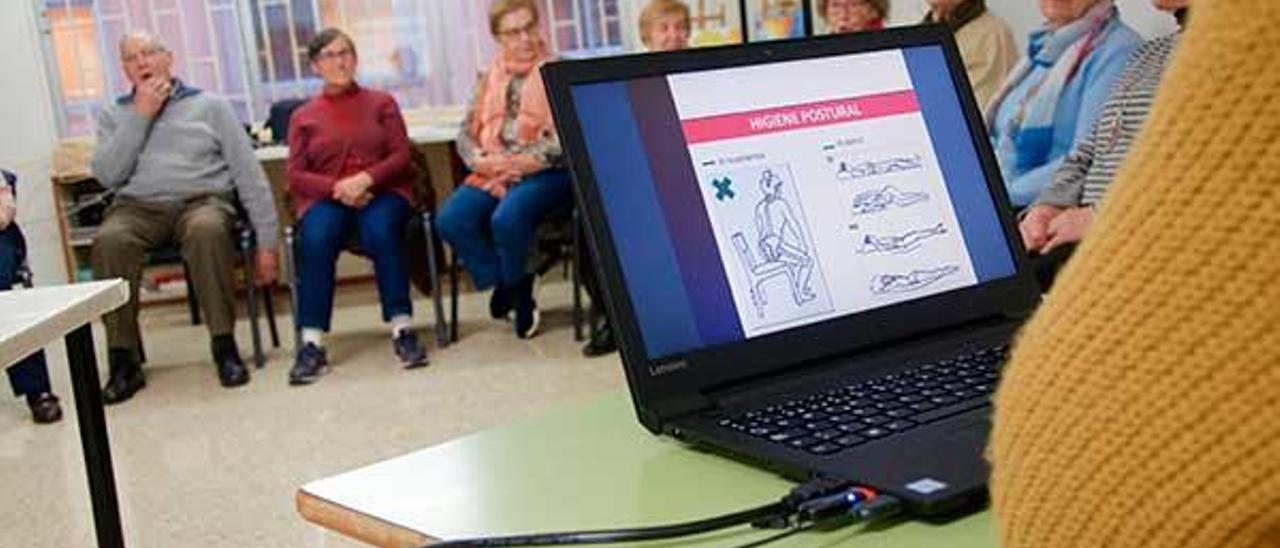 Imagen de la jornada taller &quot;Escuela de la espalda&quot; organizada por las Aulas Senior de Galicia y la Asociación Alzhéimer de Vigo .