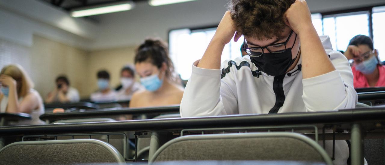 Estudiantes durante un exámen en la Universidad de La Laguna en una imagen de archivo.