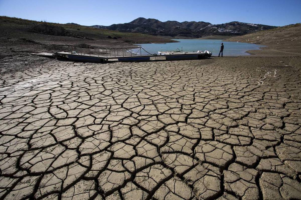 Embalse de La Viñuela (Málaga), en diciembre de 2017. : DANIEL PÉREZ (EFE)