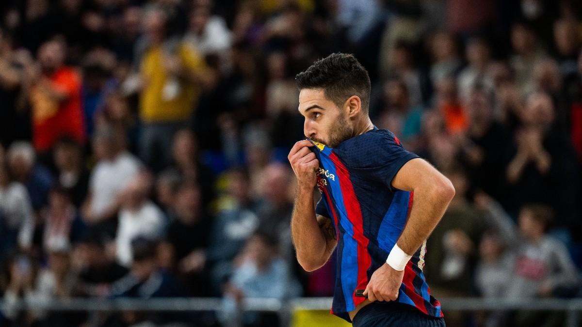 Adolfo celebra un gol con el Barça de fútbol sala besándose el escudo