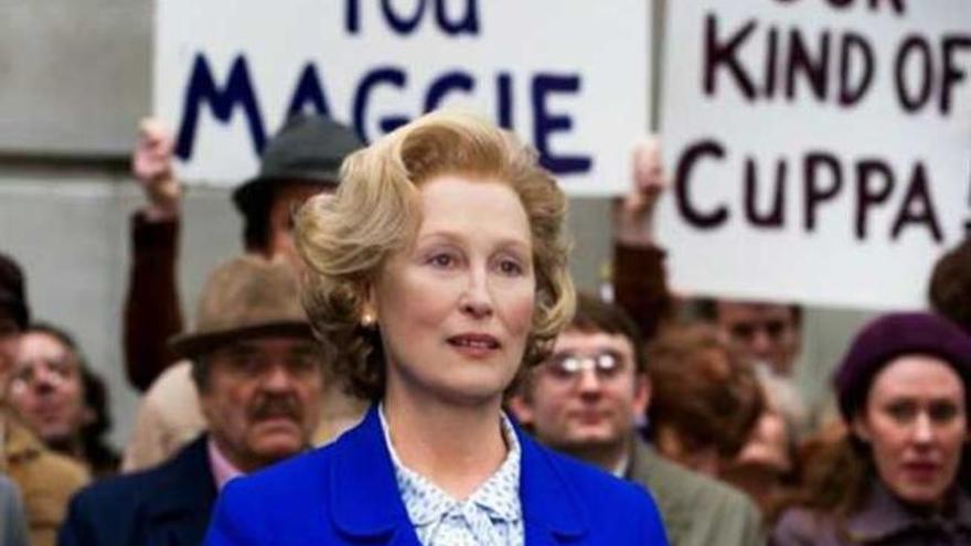 Meryl Streep caracterizada como Margaret Thatcher.