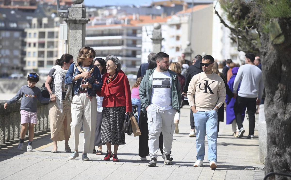 Ambiente en el paseo de Silgar al inicio de la Semana Santa.