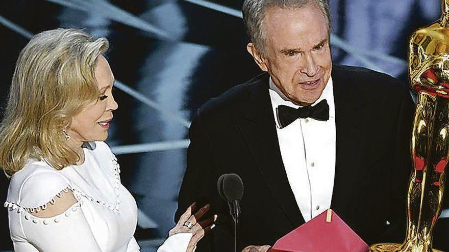 Faye Dunaway y Warren Beatty, en la entrega del Óscar el año pasado.