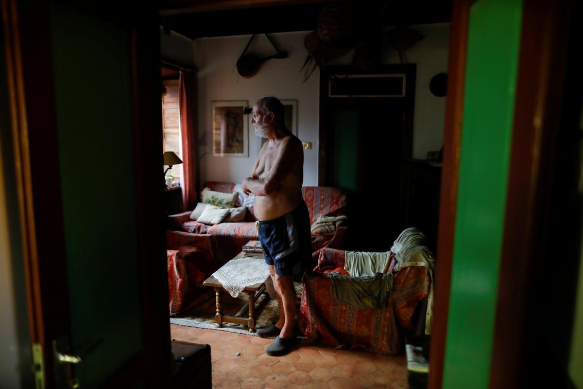 Gert Waegerle, de 75 años, evacuado hace una semana de su casa en La Palma por la amenaza del volcán, en el interior de su domicilio, una vez ha podido volver.