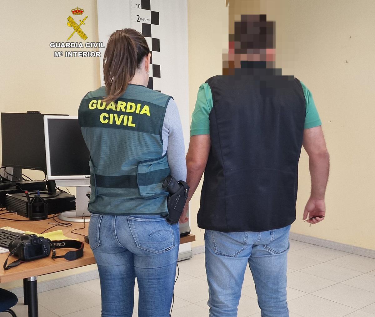 El detenido a la llegada a las dependencias de la Guardia Civil.