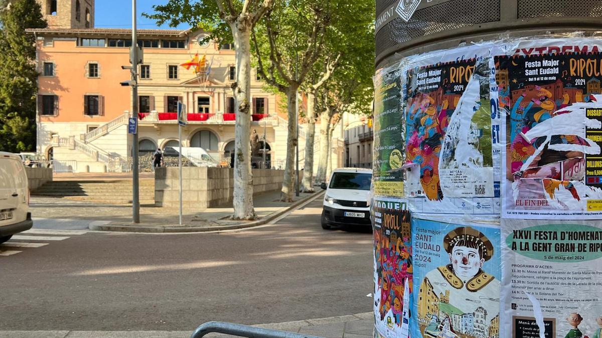 Un pilar con los carteles de la fiesta mayor, el vetado y el oficial.