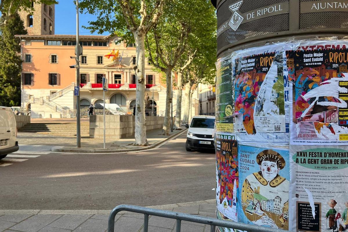 Ripoll impone sanciones de hasta 3.000 euros a quienes colgaron el cartel  de la fiesta mayor vetado por aparecer una mujer con velo