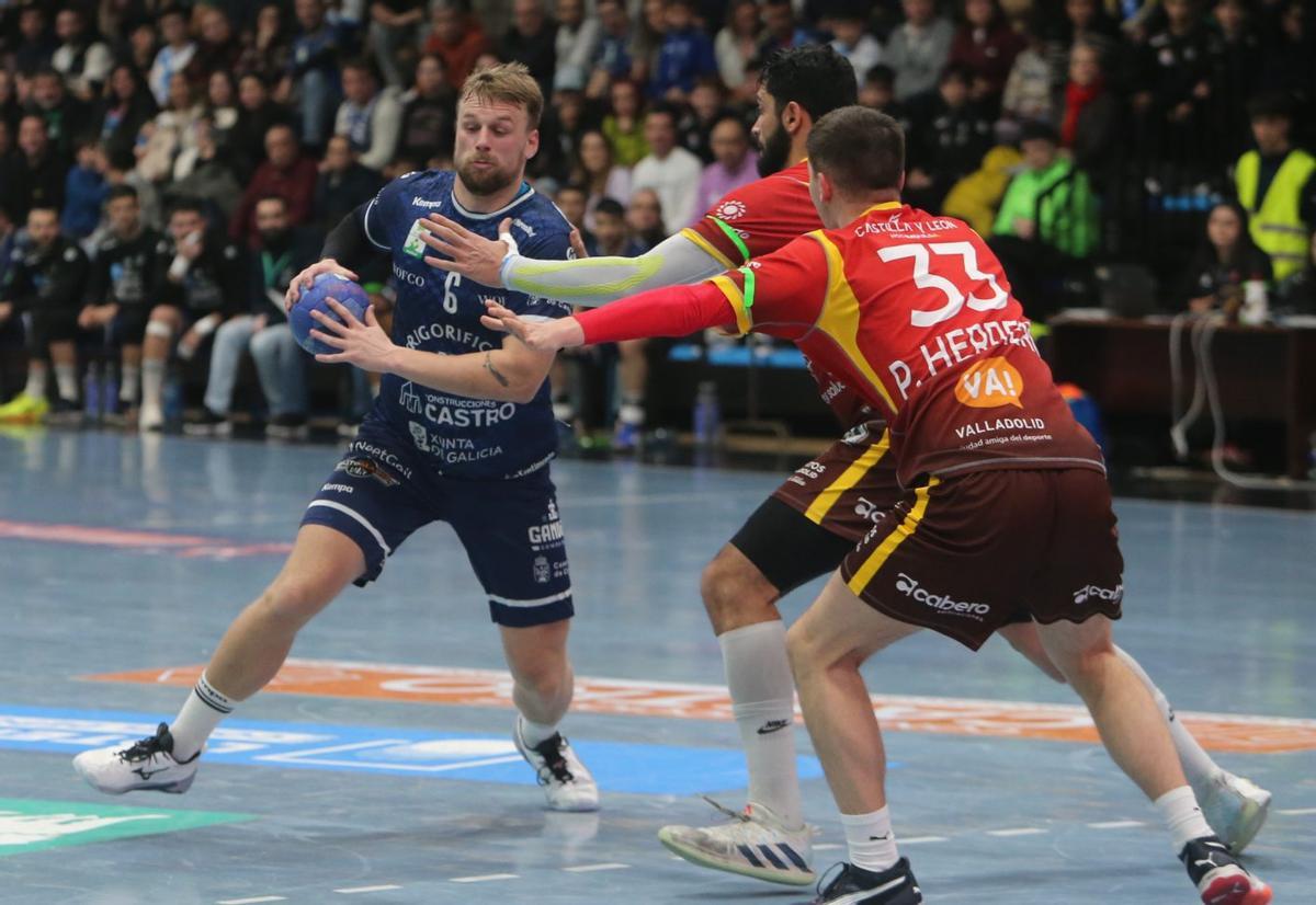 Mads Thymann en una acción del duelo Cangas-Valladolid de la temporada pasada en O Gatañal.
