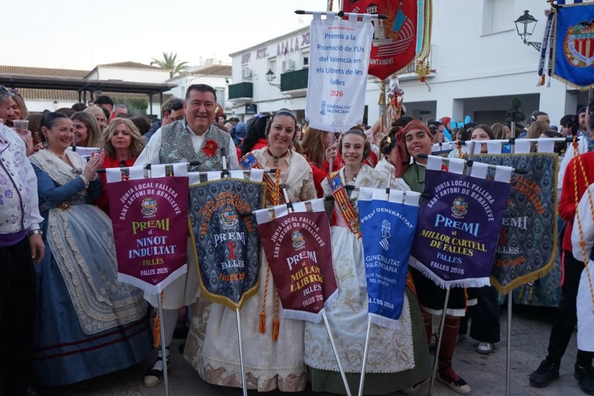 Las diferentes comisiones de San Antonio de Benagéber recogen los premios de las fallas de 2026.