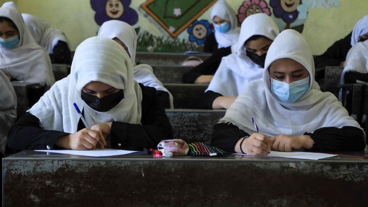 Las estudiantes asisten a clases en Herat, el 17 de agosto, tras la  toma del país por los talibanes.