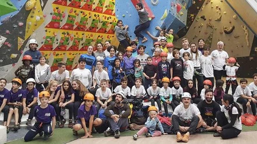 Foto de familia de las tres escuelas que participaron en el encuentro. // FdV