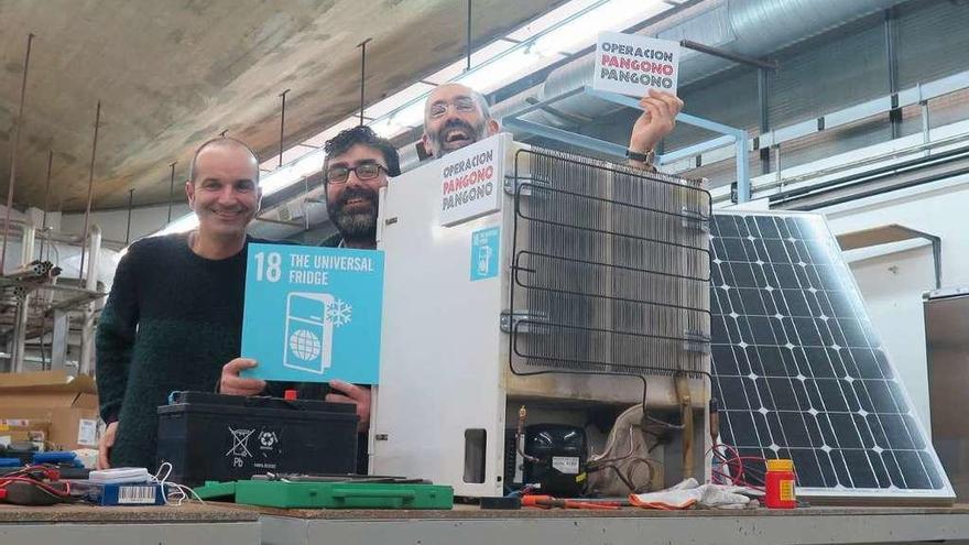 Baamonde y compañeros de Pangono Pangono preparan refrigeradores de bajo coste con energía solar.