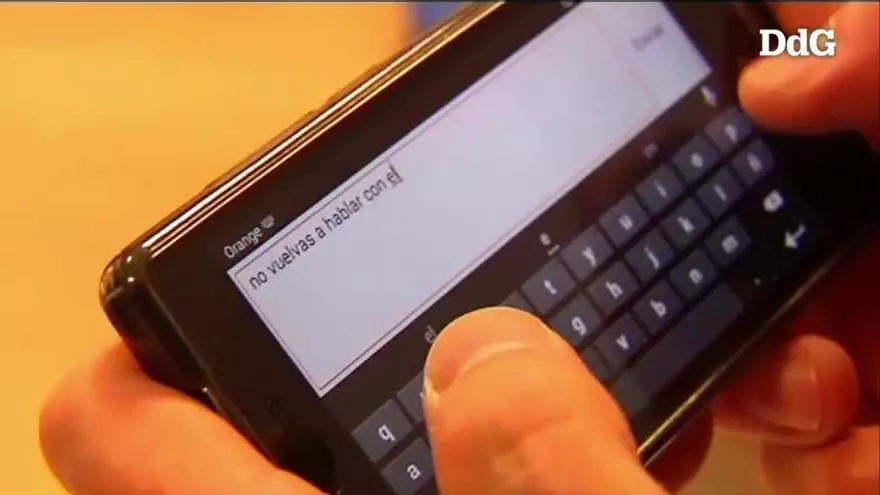 Google retira de YouTube vídeos que ensenyaven a espiar les dones