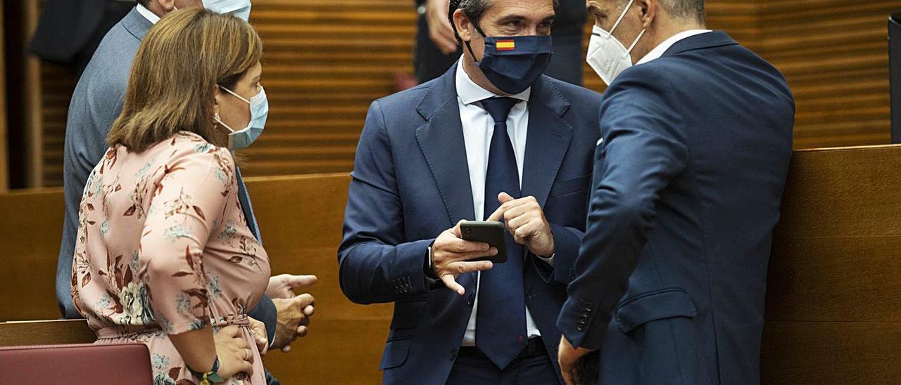 Los diputados del PP Isabel Bonig, Jorge Bellver y Rubén Ibáñez hablan con Toni Cantó (Cs) | GERMÁN CABALLERO