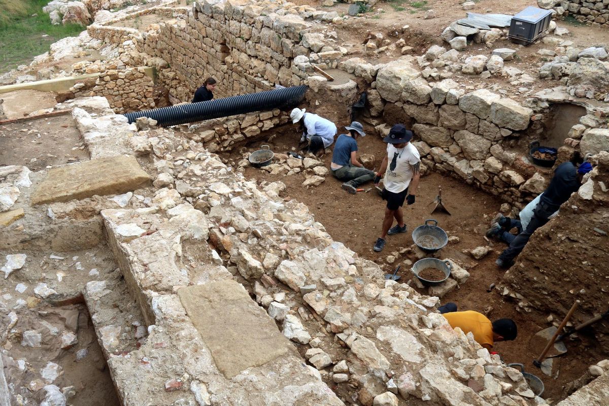 En primer terme, les restes de l'absis de l'església paleocristiana; al fons, una de les terrasses superiors del santuari de la deessa grega