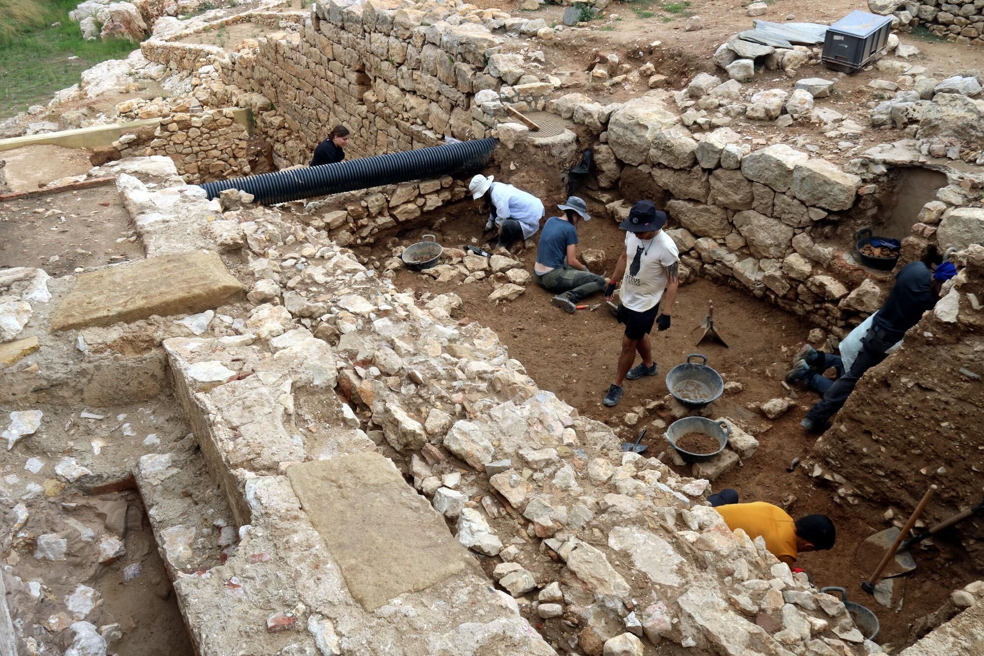 En primer terme, les restes de l'absis de l'església paleocristiana; al fons, una de les terrasses superiors del santuari de la deessa grega