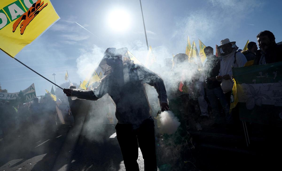 Protesta de agricultores y ganaderos ante el Ministerio de Agricultura, en Atocha, contra el acuerdo de libre comercio de Europa y Mercosur.