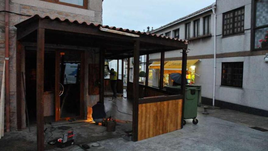 Los operarios continuaban durante la tarde de ayer realizando obras en el bar de Agolada.  // Bernabé