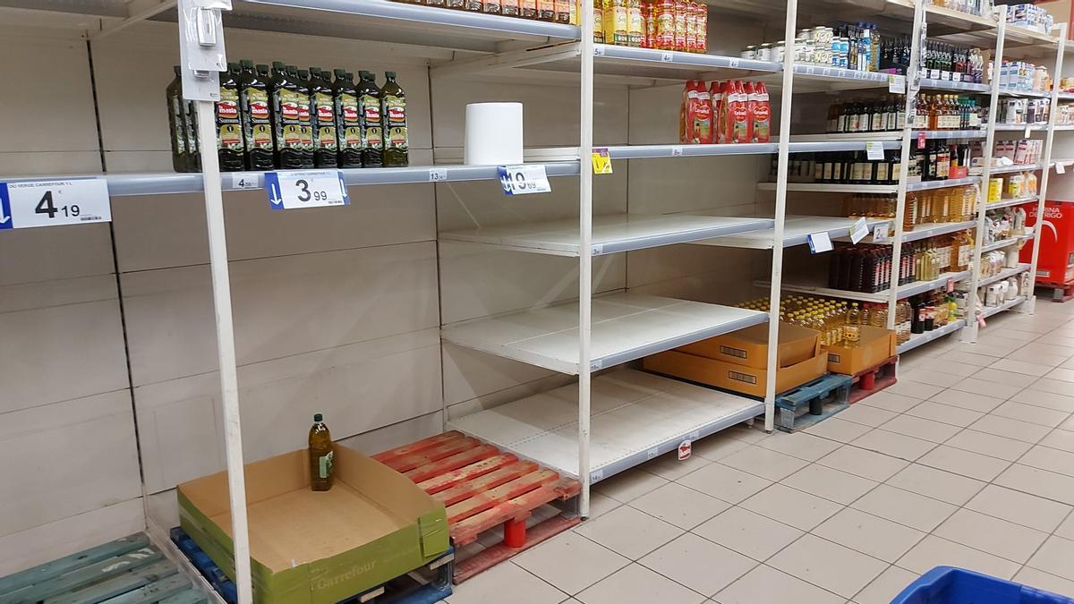 Prestatges buits de variants d&#039;olis en un supermercat de Sant Fruitós de Bages