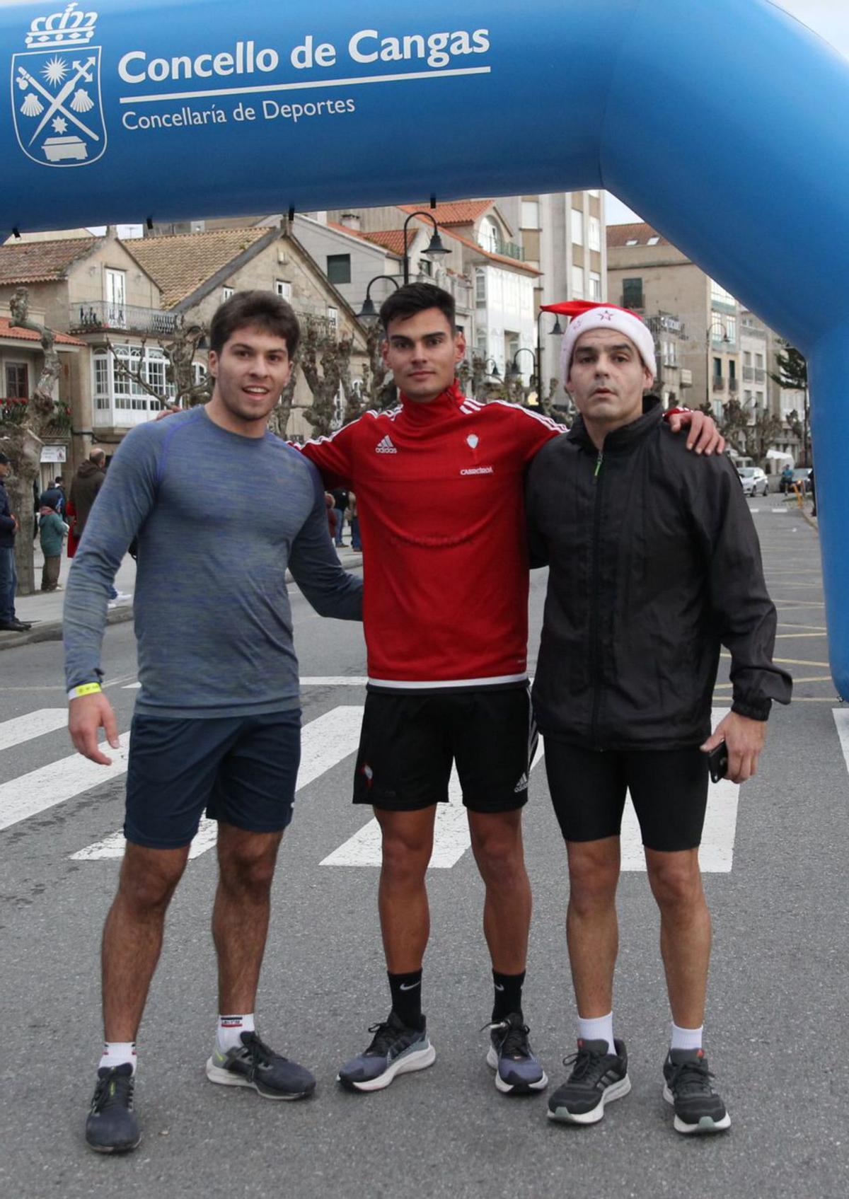 Corredores ataviados con gorros de Papa Noel.   | //  SANTOS ÁLVAREZ