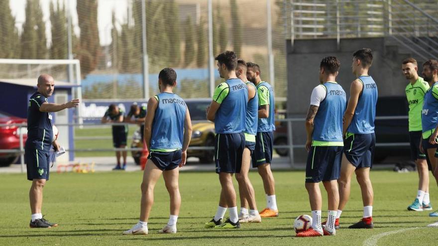 Paco López da instrucciones a sus jugadores durante un entrenamiento en Buñol.