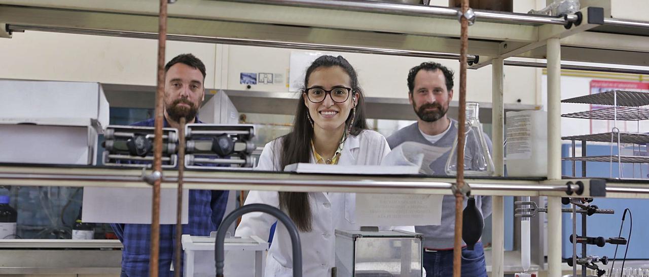 Por la izquierda, Alejandro Presa, Marina Ramos y Joaquín García, en uno de los laboratorios de la Facultad de Química. | Fernando Rodríguez