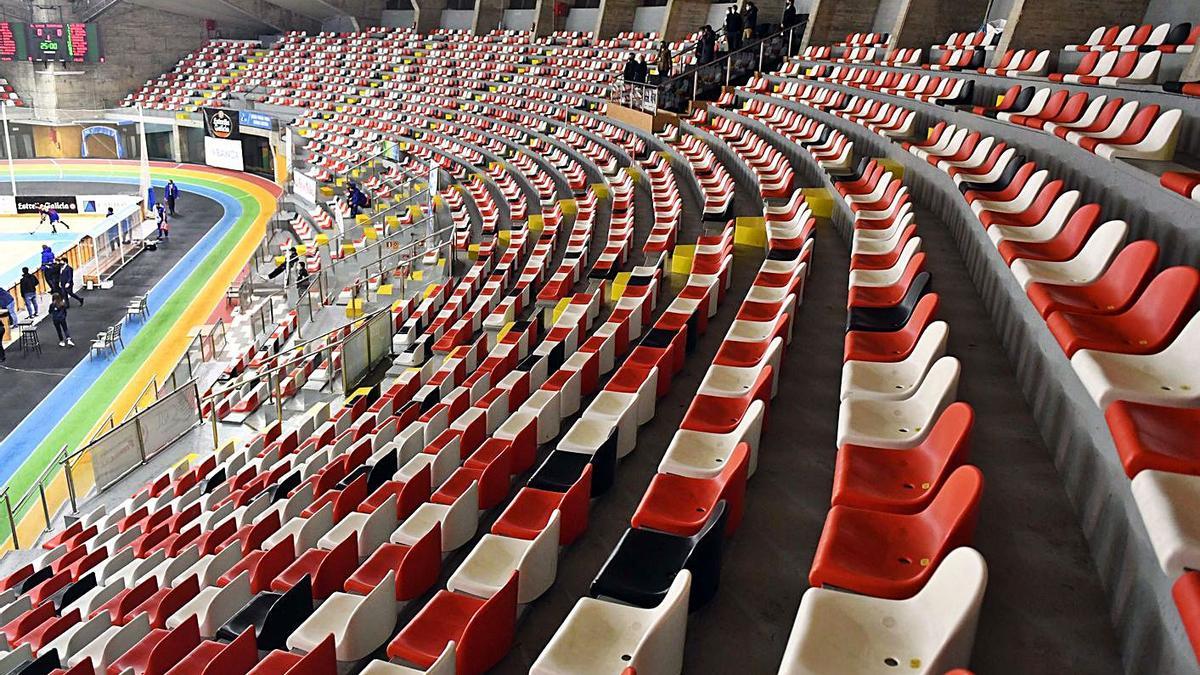 Aspecto de la grada del Palacio de los Deportes de Riazor durante el Liceo-Barça de ayer. |  // VÍCTOR ECHAVE