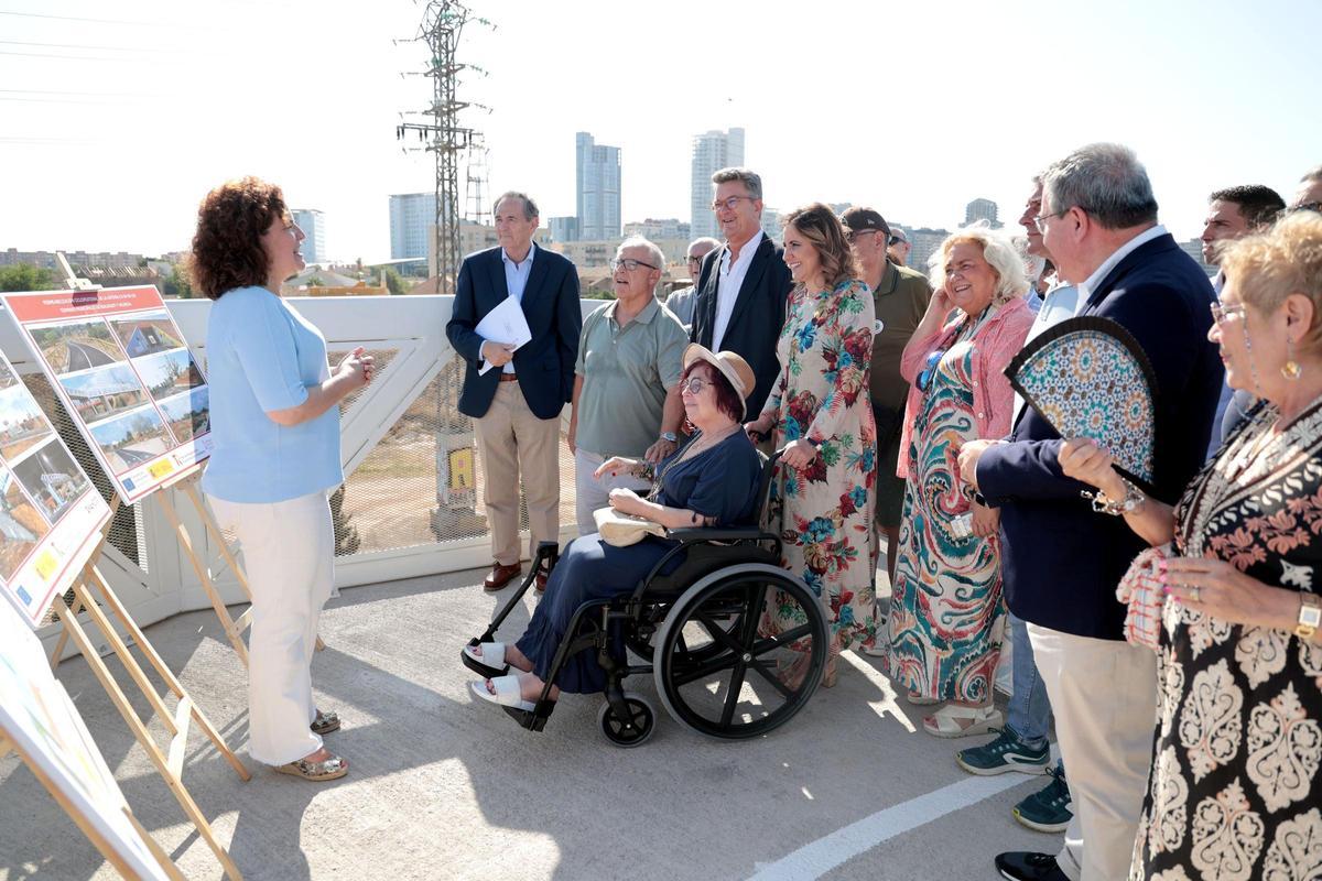 Visita de Catalá y Martínez Mus a la pasarela que une Benimàmet y Beniferri.