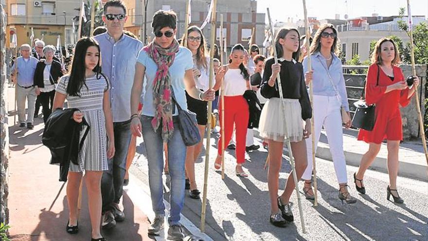 300 vecinos acompañan a los patronos en la romería hasta la ermita en su día grande