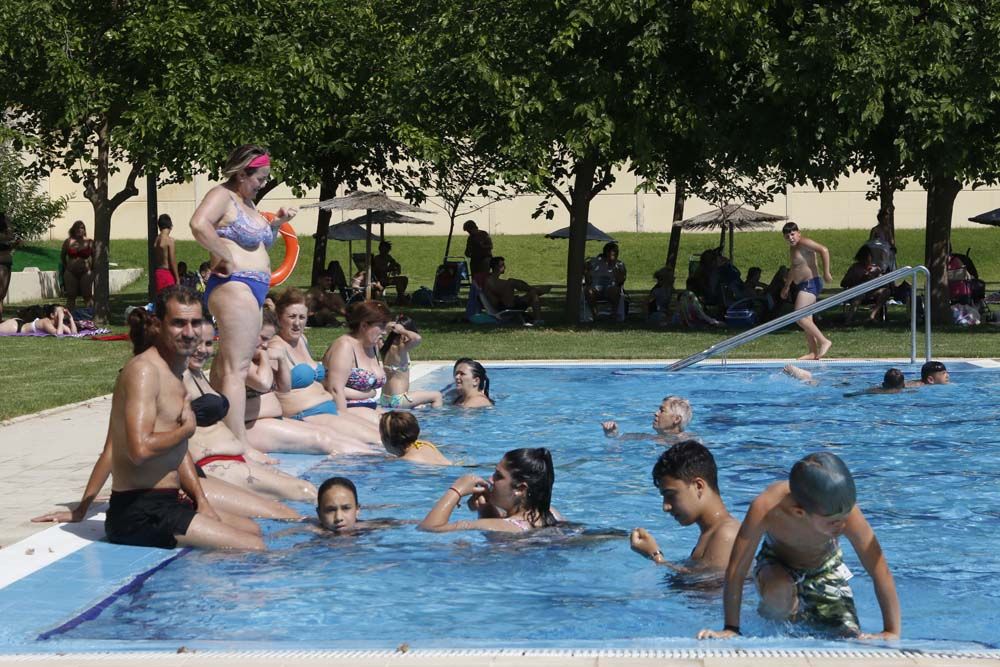 Apertura de la temporada de baños en la piscina de la calle Torremolinos