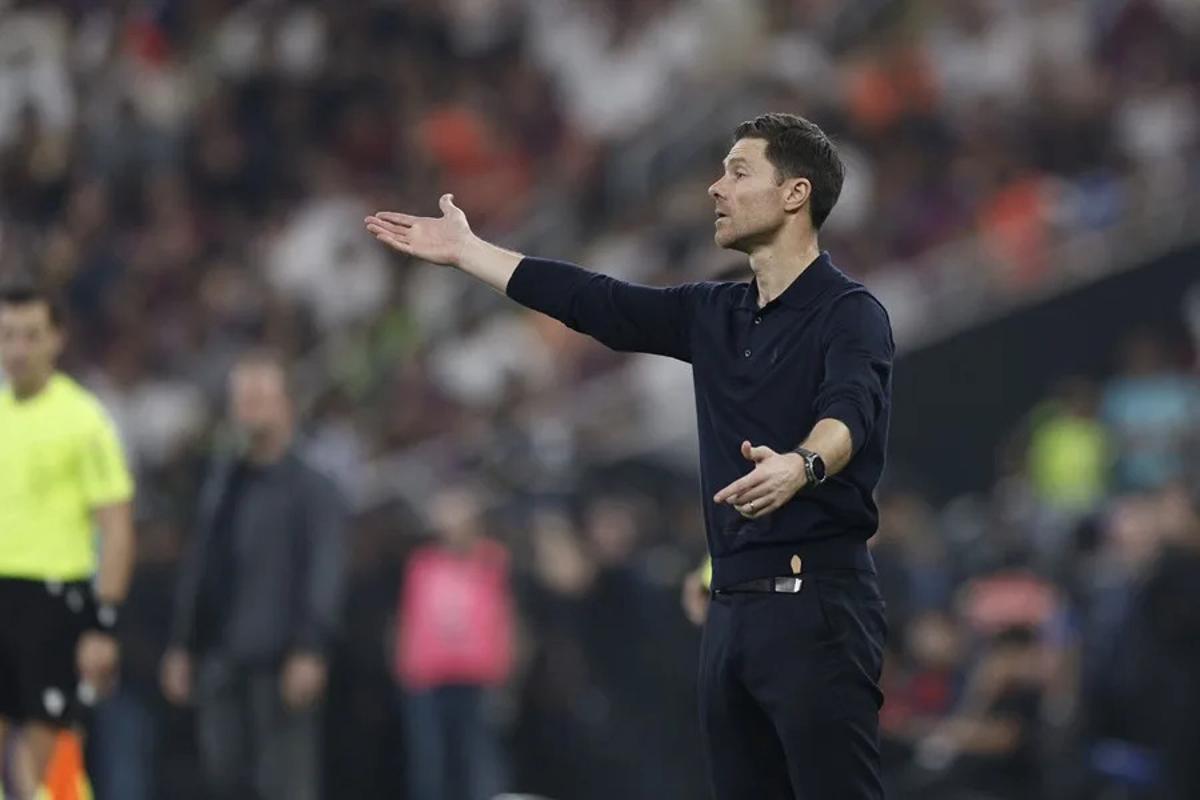 Xabi Alonso en un partido como entrenador del Chelsea